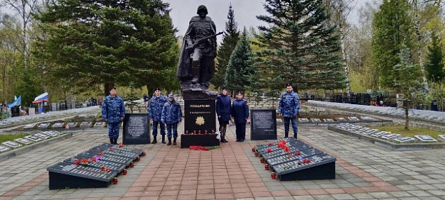 Судебные приставы провели субботник на территории воинского захоронения в Балино